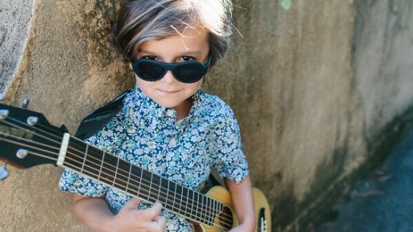 Onbreekbare zonnebrillen beschermen kinderogen