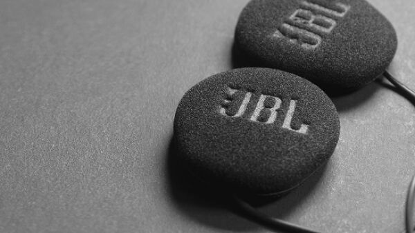 Feestje op de motor met de “Sound by JBL” speakers van Cardo!