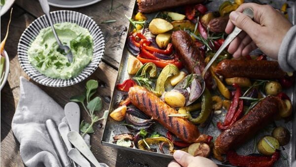 Klimaatvriendelijke braadworst ruikt, smaakt en wordt bereid als vlees