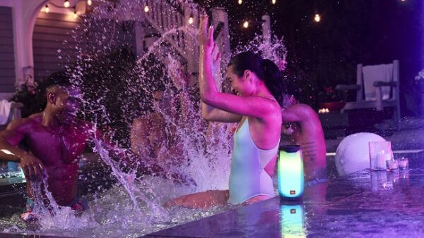 Bouw een feestje met de draadloze JBL Pulse 4 en geniet van 360° JBL geluid.