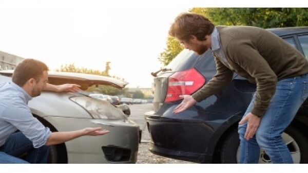 Jonge bestuurder na schade zwaar de pineut