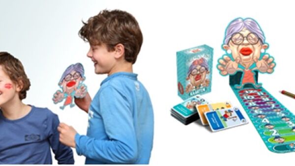 Het grappige kaartspel dat eindigt  met een natte zoen