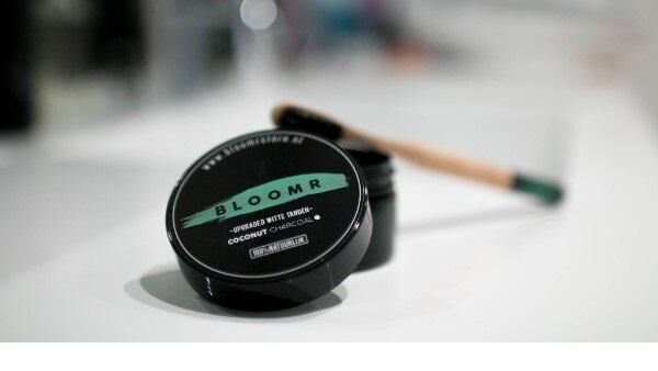 100 natuurlijke witte tanden met BLOOMR Coconut Charcoal