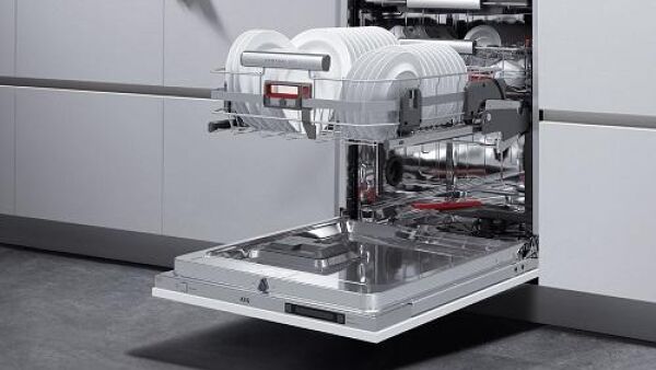 AEG lanceert een uniek liftsysteem om de vaat eenvoudig uit te ruimen