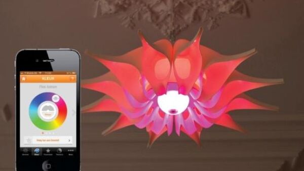 Op afstand te bedienen, gekoelde LED-lichtbol brengt sfeer in huis