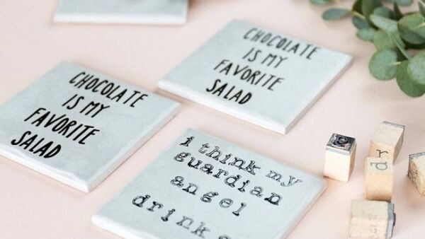 Gekkiggeit brengt hippe moderne variant op oude tegeltjes met spreuken