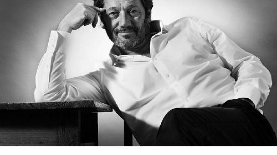 Theater-vormgeefster ontwerpt perfect white shirt