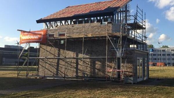 Ultralicht optoppen van woningen met zelfvoorzienend dak