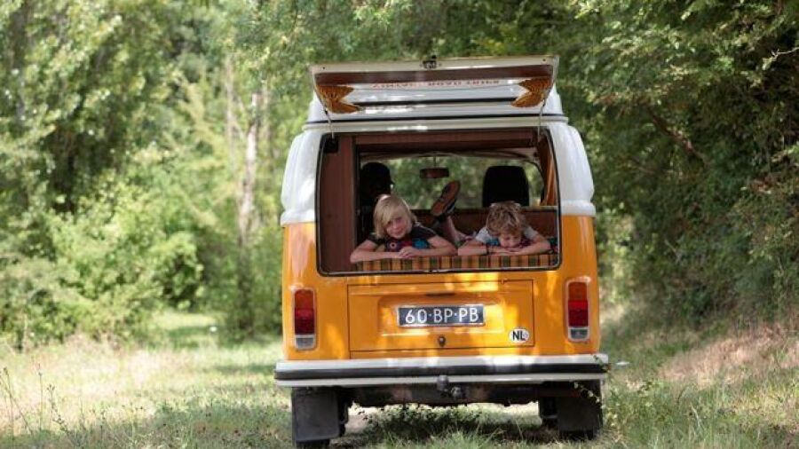 In een authentieke Volkskwagen T2 op boswachters pad