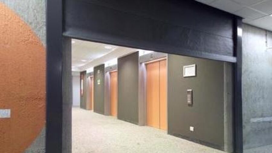 Nieuw brandwerend rolscherm van Hoefnagels overleeft vol uur zonder sprinkler