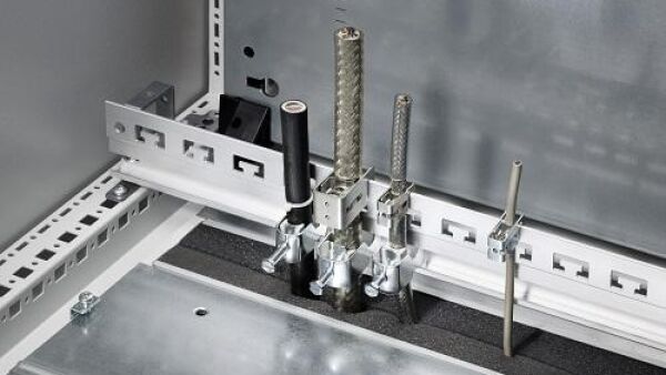 Kabelbevestigingsrail met EMC-schermbeugel en trekontlasting