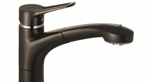 Mokkabruine en witte keukenmengkranen met tijdloze contouren