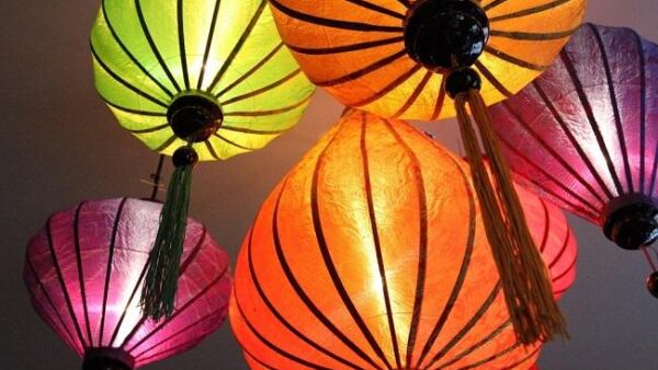 Mystieke sfeer met handgemaakte lampionnen uit Azie