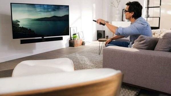 Automatisch flexibele tv beugel met geí¿ntegreerde soundbar en draadloze subwoofer