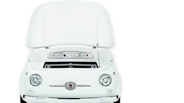 Een koelkast onder de motorkap van een Fiat 500