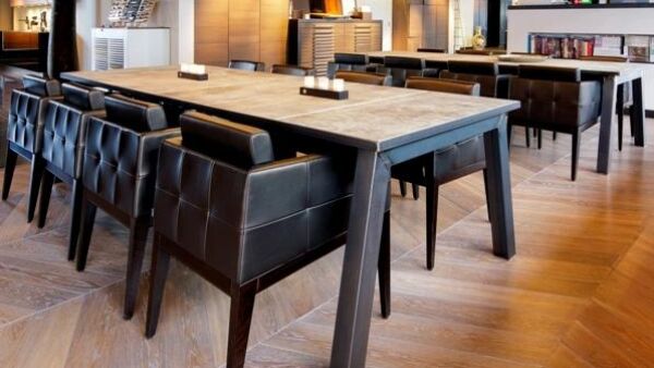 Tafel van staal en leer