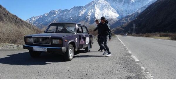 Roadtrippen in een dertig jaar oude Lada door Georgie
