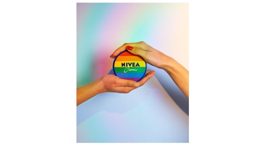 NIVEA steunt COC Nederland en siert blauwe blik met regenboogvlag