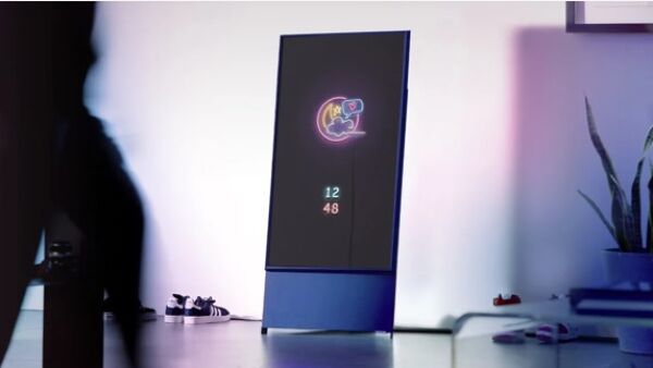 ‘s Werelds eerste roterende TV die ook verticale content toont is nu verkrijgbaar