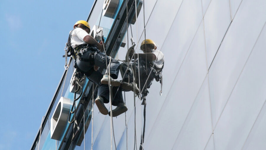 Hangend aan een touw op honderd meter hoogte: de opmars van Rope Access