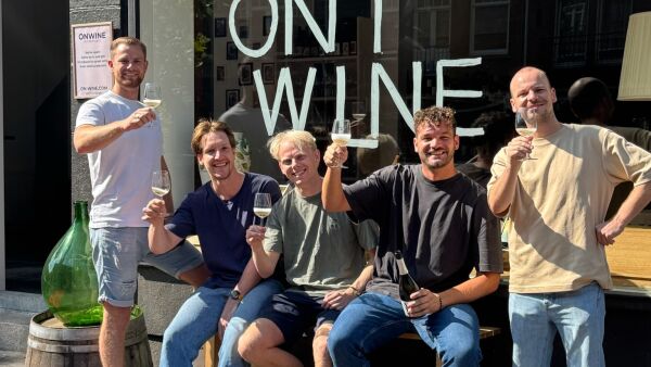 Wijndrinkers financieren eigen wijnwinkel in Amsterdam West
