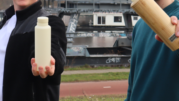 Utrechtse start-up haalt crowdfundingdoel in twee weken met waterfles die gemaakt is om te verdwijnen.