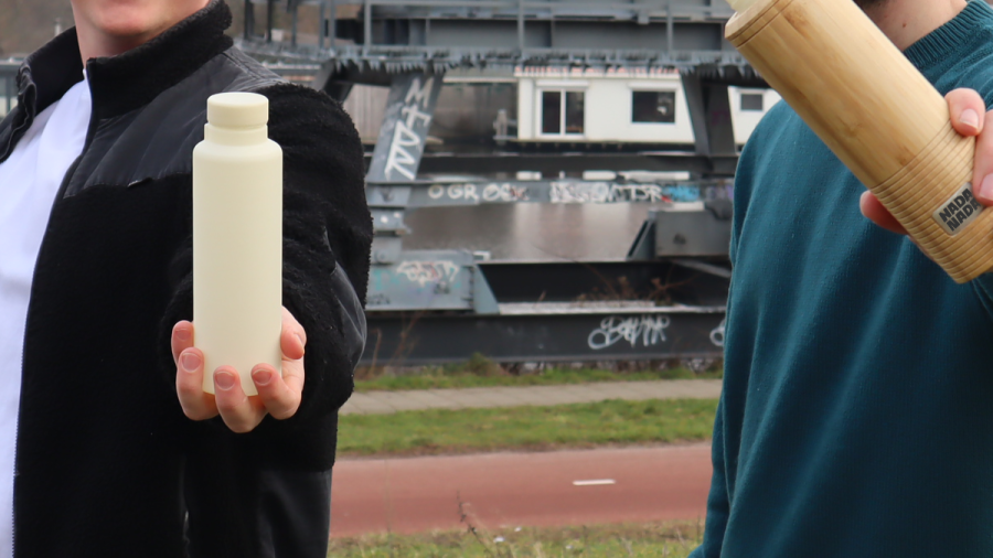 Utrechtse start-up haalt crowdfundingdoel in twee weken met waterfles die gemaakt is om te verdwijnen.