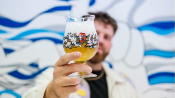Franky Sticks brengt muziek en kunst samen op Duvel Designer Glas 2022