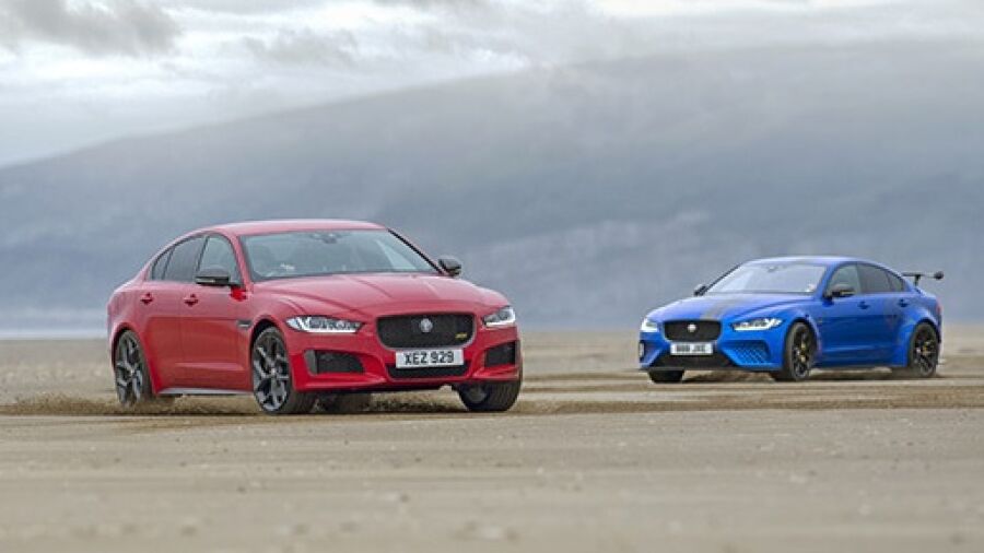 Jaguar XE 300 SPORT en XE SV Project 8 ’tekenen’ dubbele helix op strand