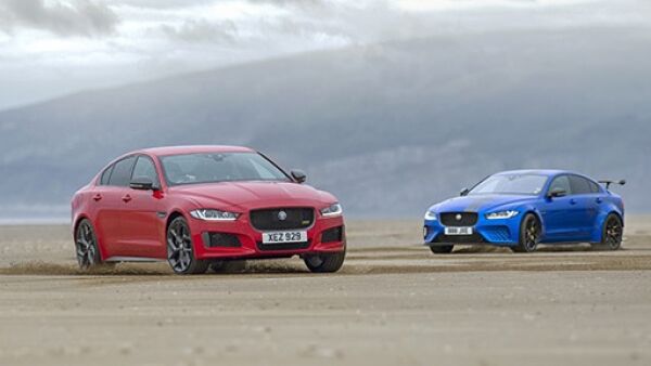 Jaguar XE 300 SPORT en XE SV Project 8 ’tekenen’ dubbele helix op strand