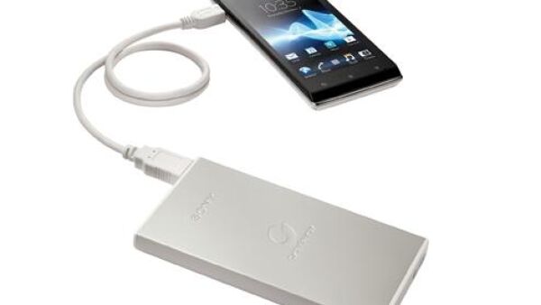 Onderweg geen lege smartphone of tablet meer met mobiele oplader Sony