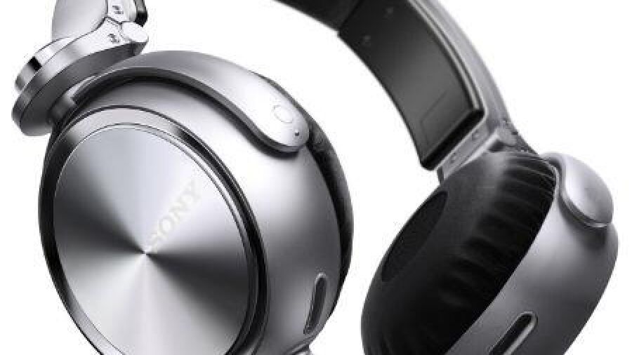 Hoofdtelefoon Sony pronkt met stevig basgeluid en ingebouwde mic