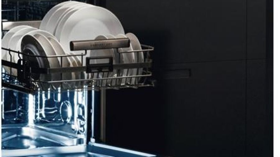 AEG lanceert een uniek liftsysteem om de vaat uit te ruimen