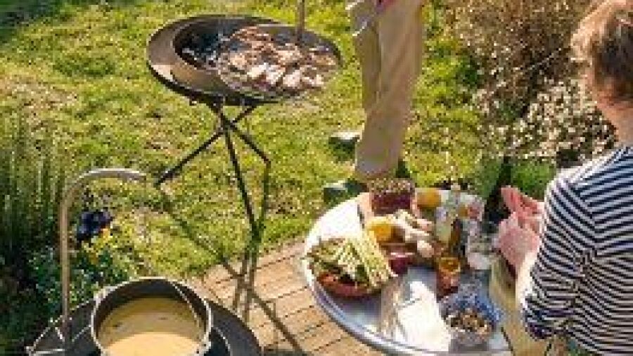 Barbecue, vuurschaal, ketelhouder en tuintafel in í©í©n