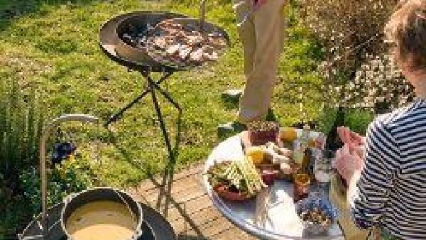 Barbecue, vuurschaal, ketelhouder en tuintafel in í©í©n