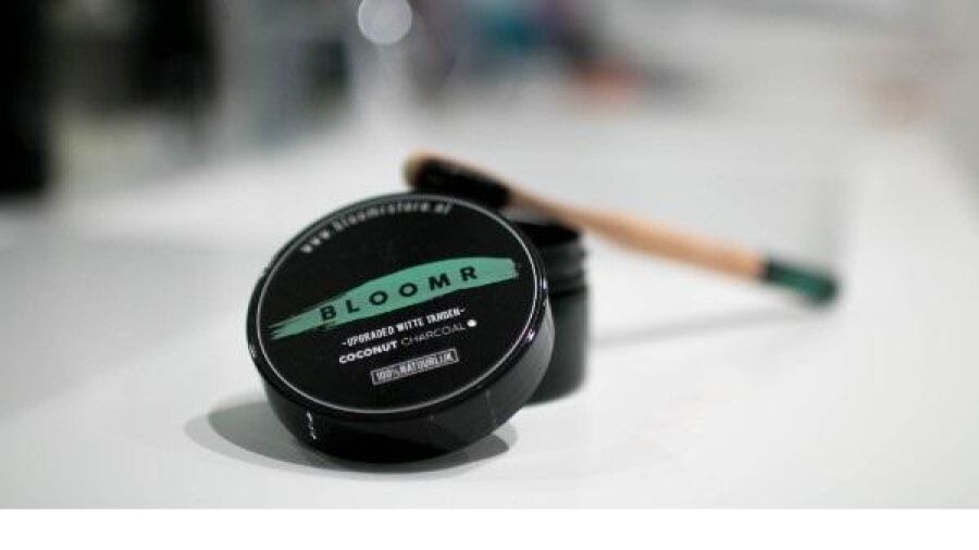 100 natuurlijke witte tanden met BLOOMR Coconut Charcoal