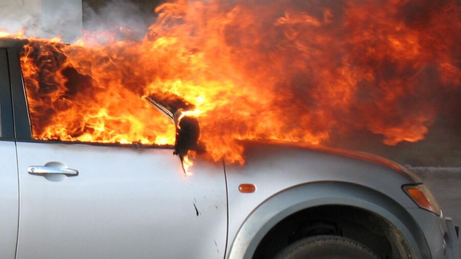 Onderzoekers: hybride-auto’s bij brand niet onveiliger