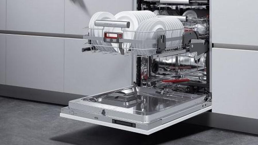 AEG lanceert een uniek liftsysteem om de vaat eenvoudig uit te ruimen