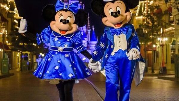 Mickey en Minnie presenteren hun nieuwe outfits voor de 25e verjaardag van Disneyland Paris