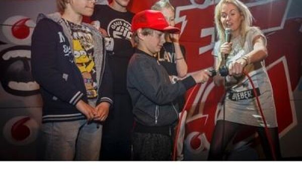 Sanne Hans en Ali B maken met Vodafone stotter app `Get The Flow