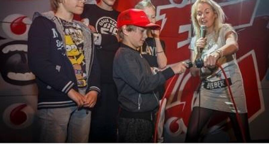 Sanne Hans en Ali B maken met Vodafone stotter app `Get The Flow