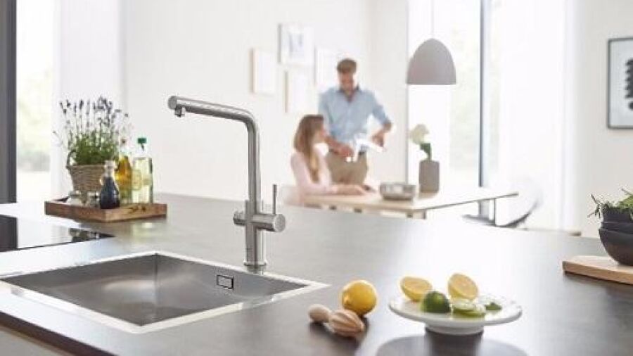 Gekoeld, gefilterd en bruisend water uit een kraan