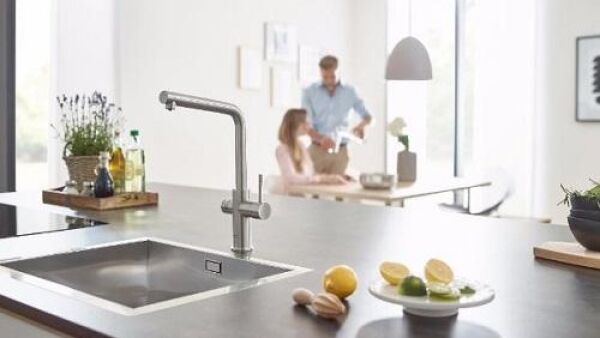 Gekoeld, gefilterd en bruisend water uit een kraan