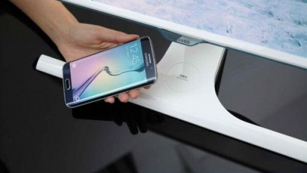 Samsung introduceert eerste monitor met draadloze oplaadfunctie