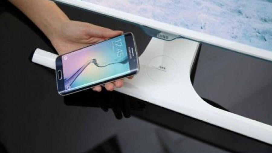Samsung introduceert eerste monitor met draadloze oplaadfunctie