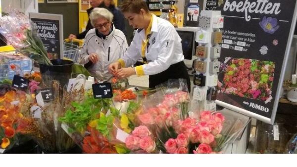 Jumbo start met weekendbloemist op de winkelvloer