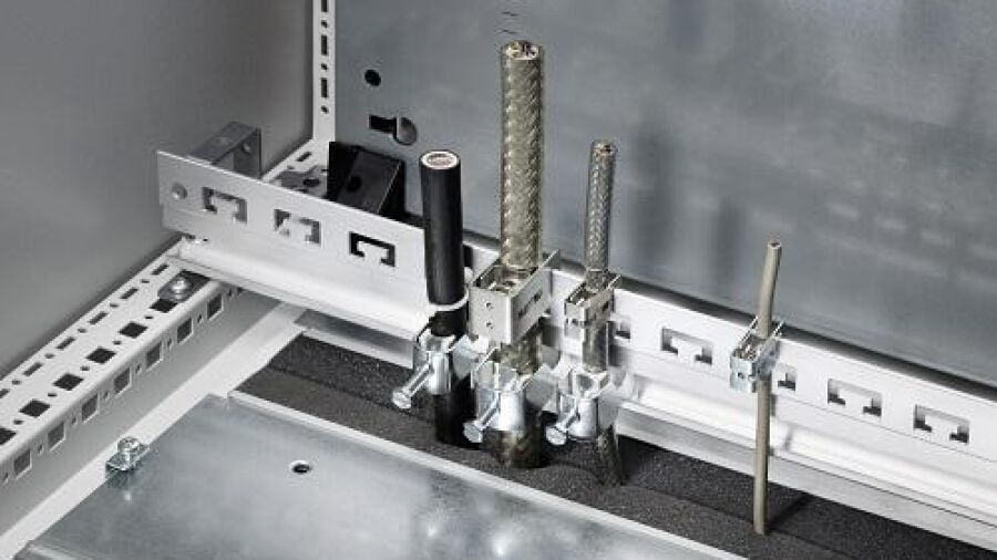 Kabelbevestigingsrail met EMC-schermbeugel en trekontlasting