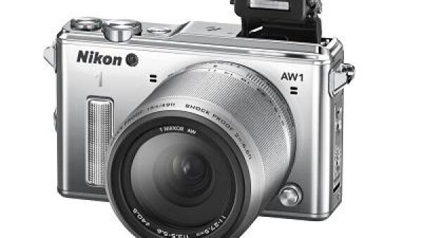 Nikon introduceert ’s werelds eerste water- en schokbestendige camera met verwisselbaar objectief: