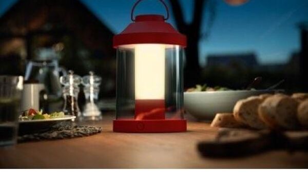 Geniet van lange zomeravonden met de nieuwe Philips Abelia LED-lantaarn