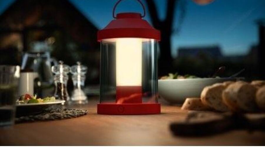 Geniet van lange zomeravonden met de nieuwe Philips Abelia LED-lantaarn